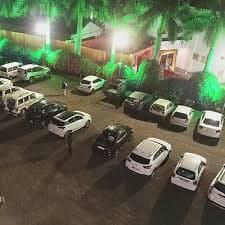 Valet parking assistance at venue entrance
